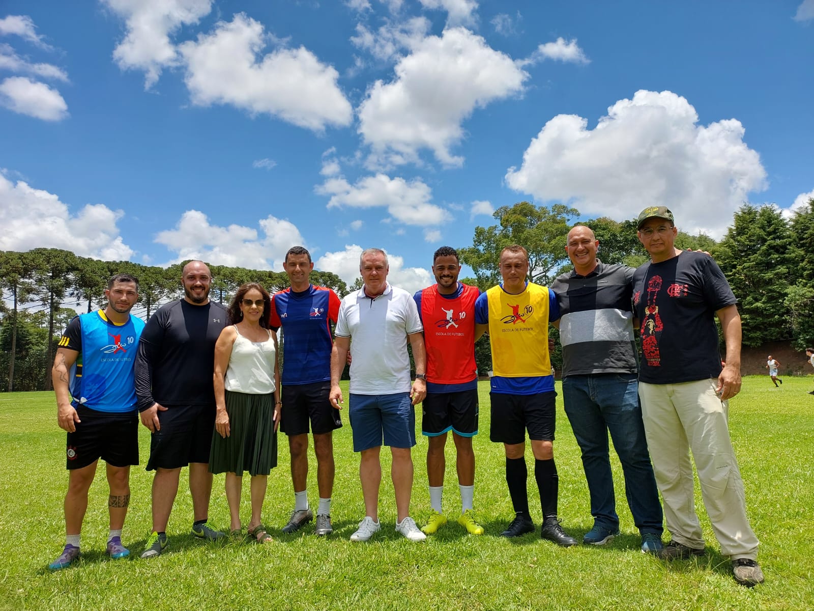 Pais e alunos em amistoso na Zico 10 Coopoços celebram fim de ano